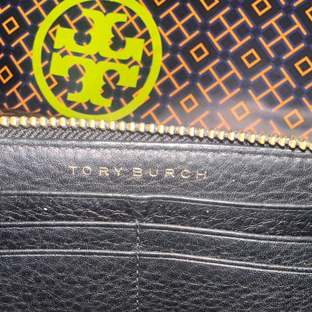 Tory Burch Thea Zip Continental Wallet. - Picture 7 of 9